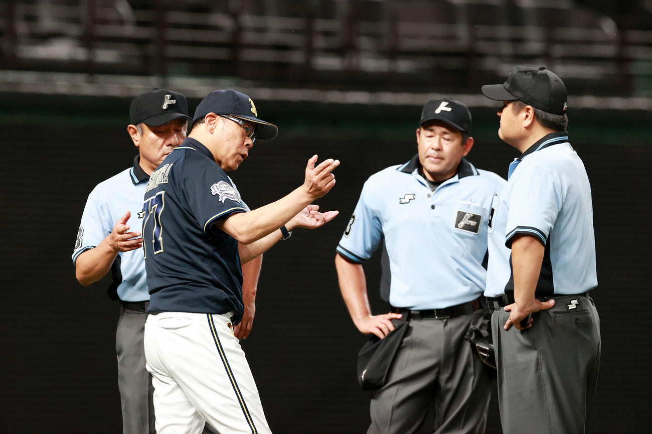 西武対オリックス　7回表、審判団に抗議するオリックス西村監督（左から2人目）（撮影・江口和貴）