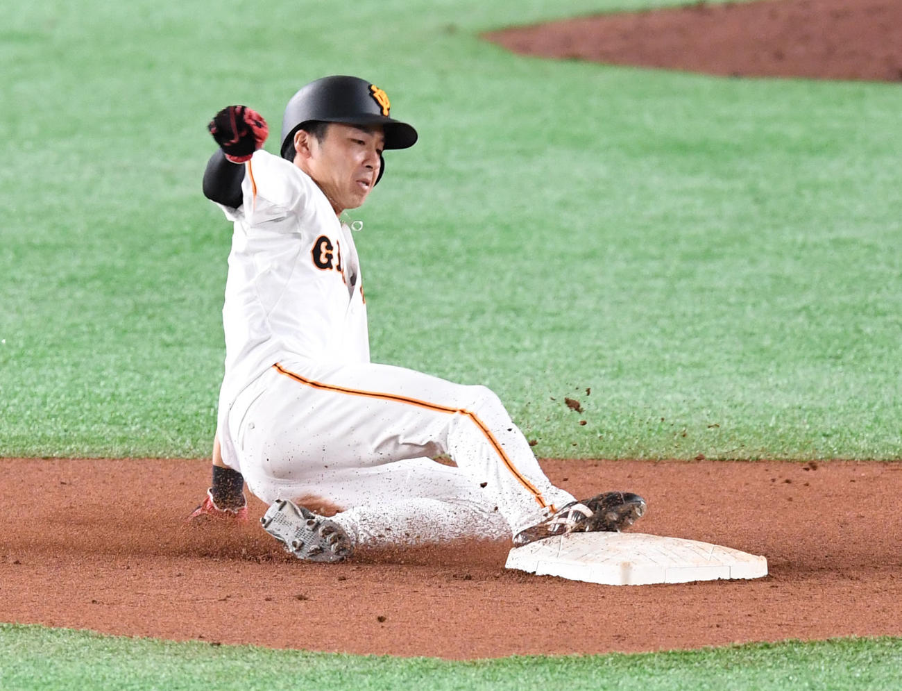 巨人対DeNA　8回裏巨人1死一塁、増田大は二塁盗塁を決める（撮影・山崎安昭）