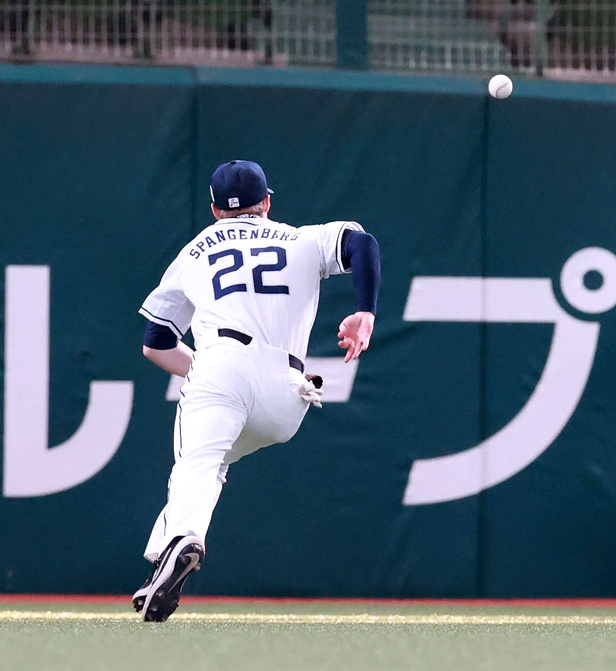 西武対オリックス　1回表オリックス無死、二塁打となった宗の打球を後逸し三塁へ進塁を許す左翼手スパンジェンバーグ（撮影・江口和貴）