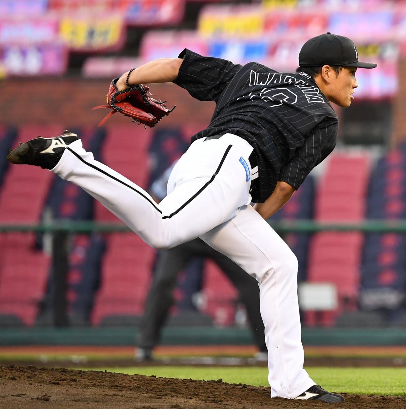 楽天対ロッテ　力投するロッテ先発の岩下（撮影・横山健太）