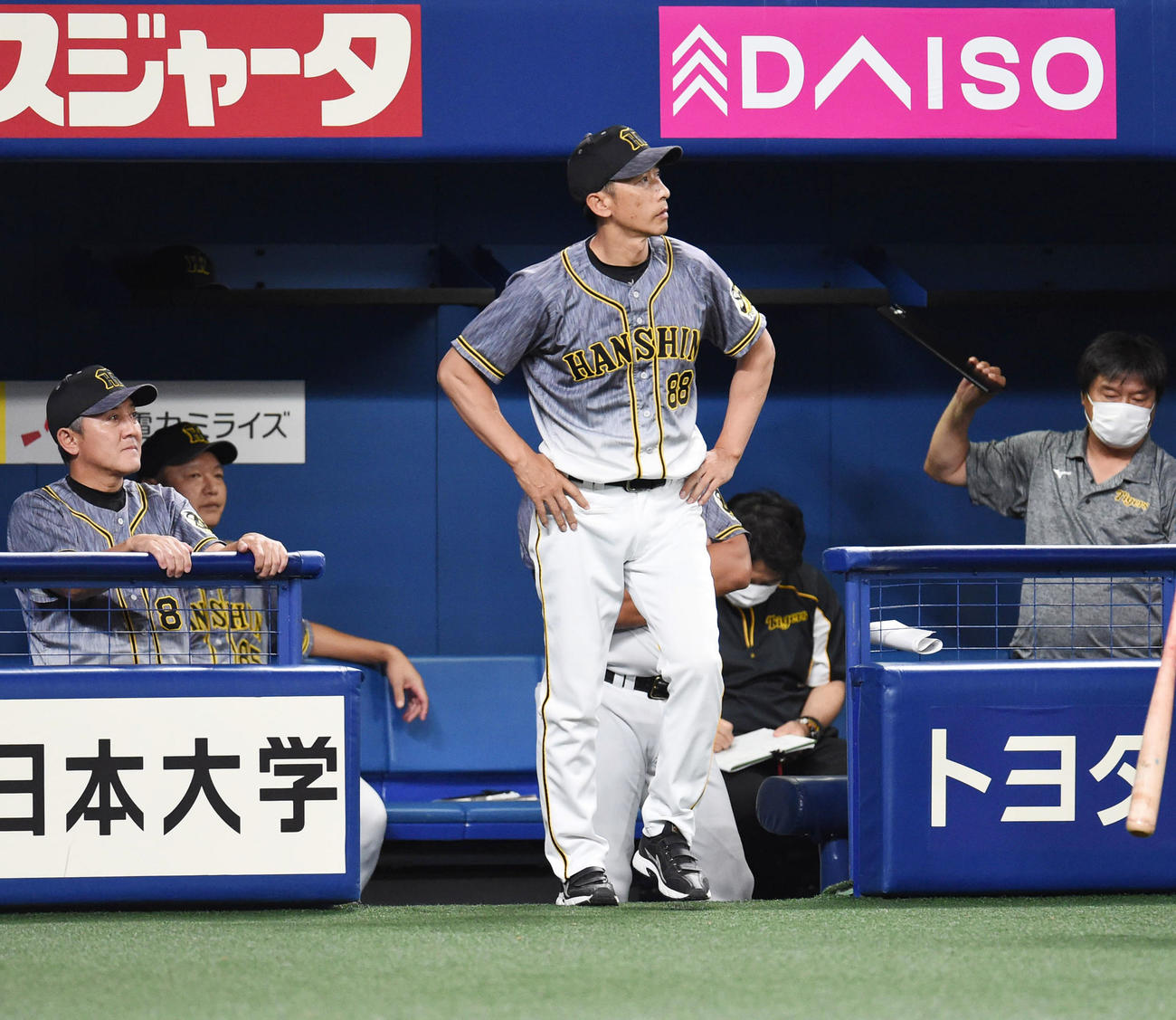 8回表阪神攻撃終了、選手交代を告げにベンチを出る矢野監督（撮影・森本幸一）