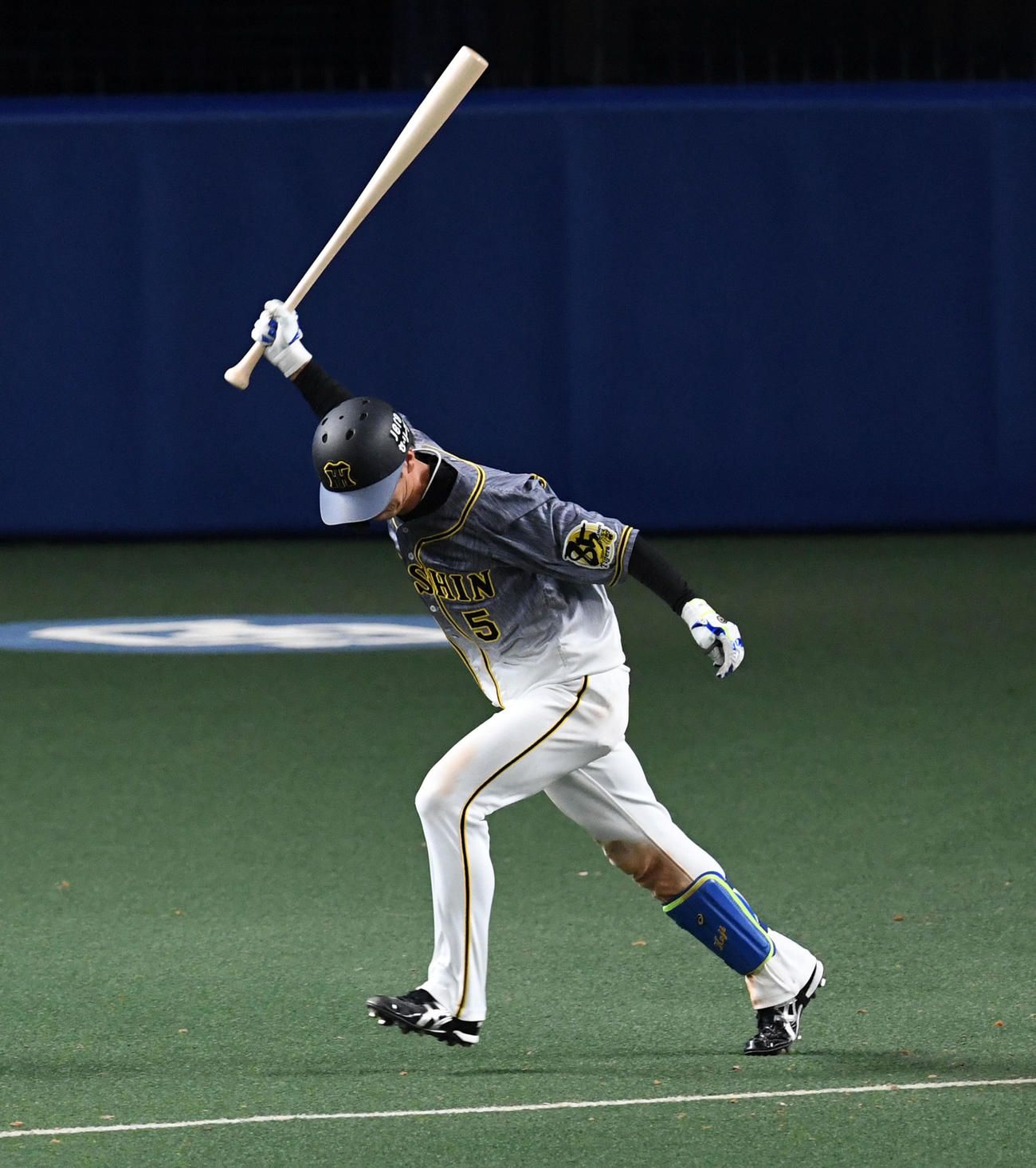 9回表阪神無死一、二塁、遊飛に倒れ悔しがる近本（撮影・前岡正明）