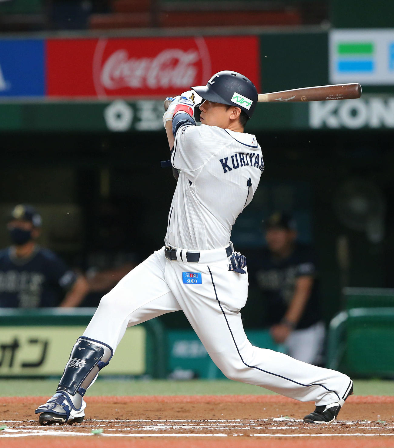 西武対オリックス　6回裏西武死、中越え2点本塁打を放つ栗山（撮影・河田真司）　　