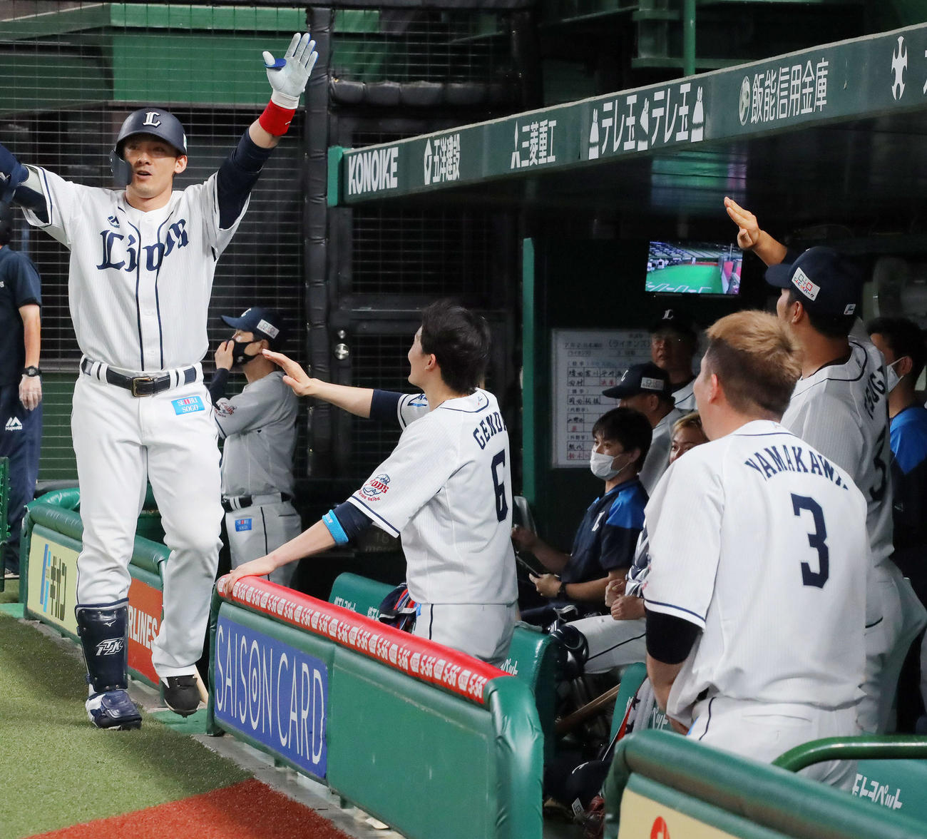 西武対オリックス　6回裏西武死、中越え2点本塁打を放ち生還し「どすこい」ポーズ？を決める栗山をベンチから見つめる山川（撮影・河田真司）