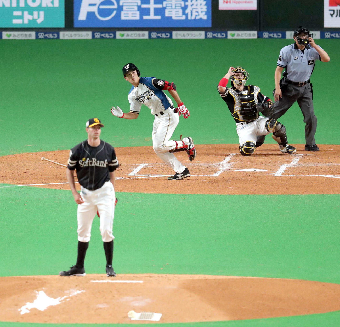 日本ハム対ソフトバンク　2回表日本ハム1死、野村はプロ初となる左越え本塁打を放つ。投手はソフトバンク・バンデンハーク（撮影・佐藤翔太）