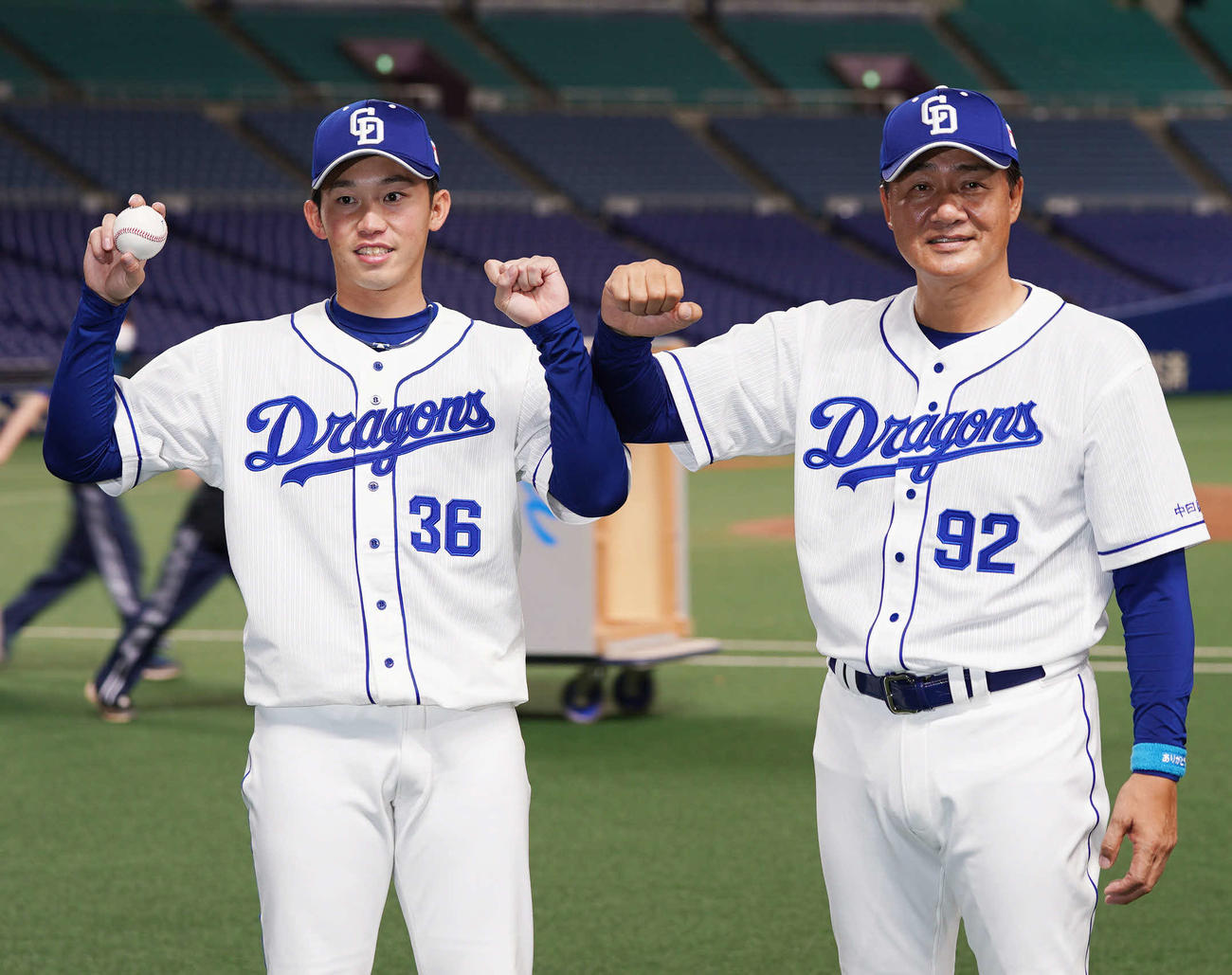 中日対阪神　プロ初勝利を挙げ、与田監督（右）とポーズを決める岡野（撮影・森本幸一）