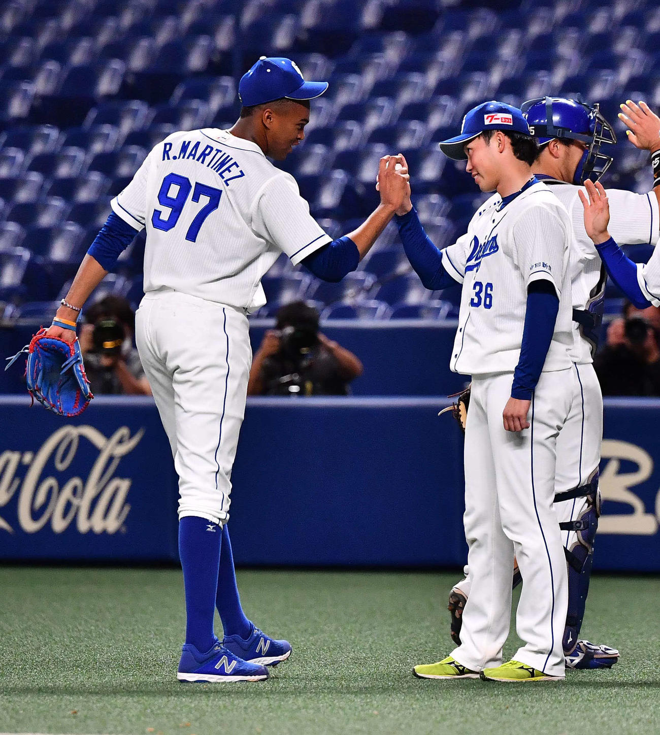 中日対阪神　プロ初勝利を挙げ、マルティネス（左）から勝利球を受け取る岡野（撮影・上田博志）