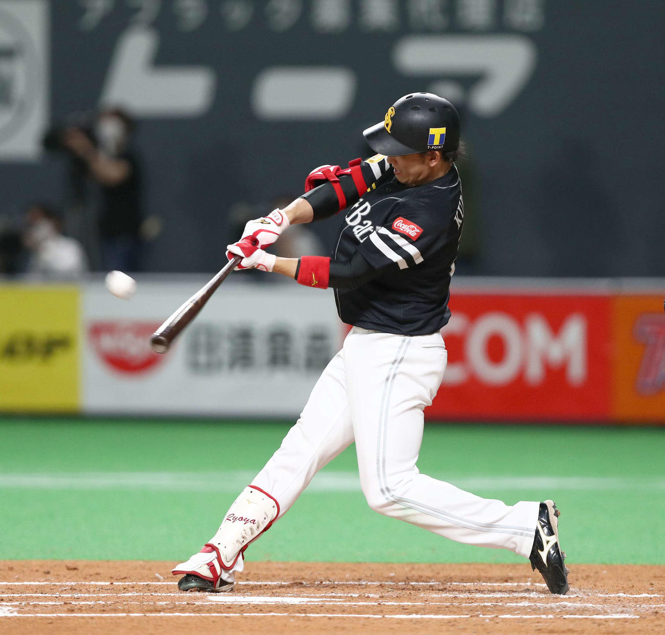 日本ハム対ソフトバンク　2回表ソフトバンク2死二塁、右越え2点本塁打を放つ栗原（撮影・黒川智章）