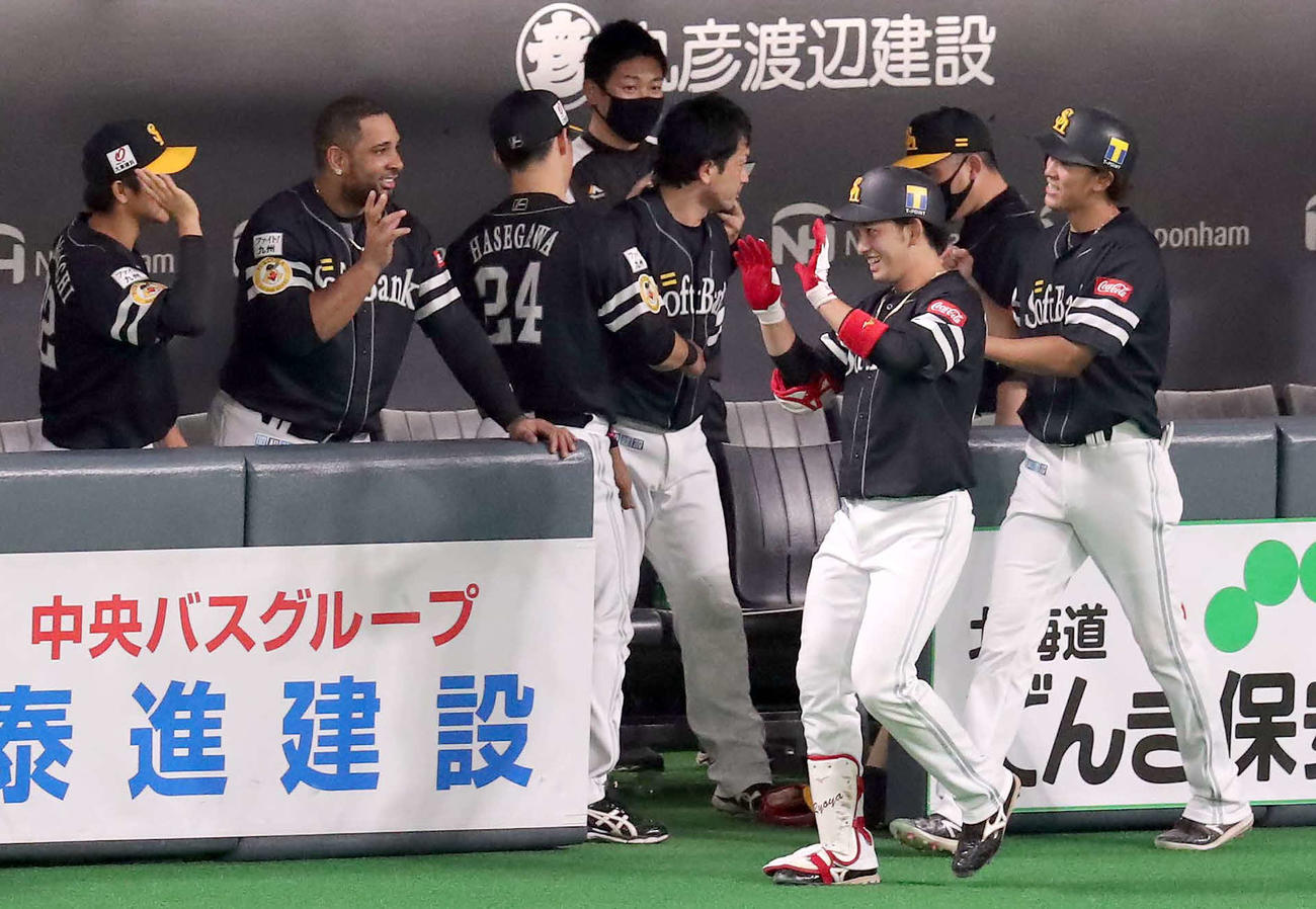 日本ハム対ソフトバンク　2回表ソフトバンク2死二塁、栗原（右手前）は右越え2点本塁打を放ちチームメートに出迎えられる（撮影・佐藤翔太）