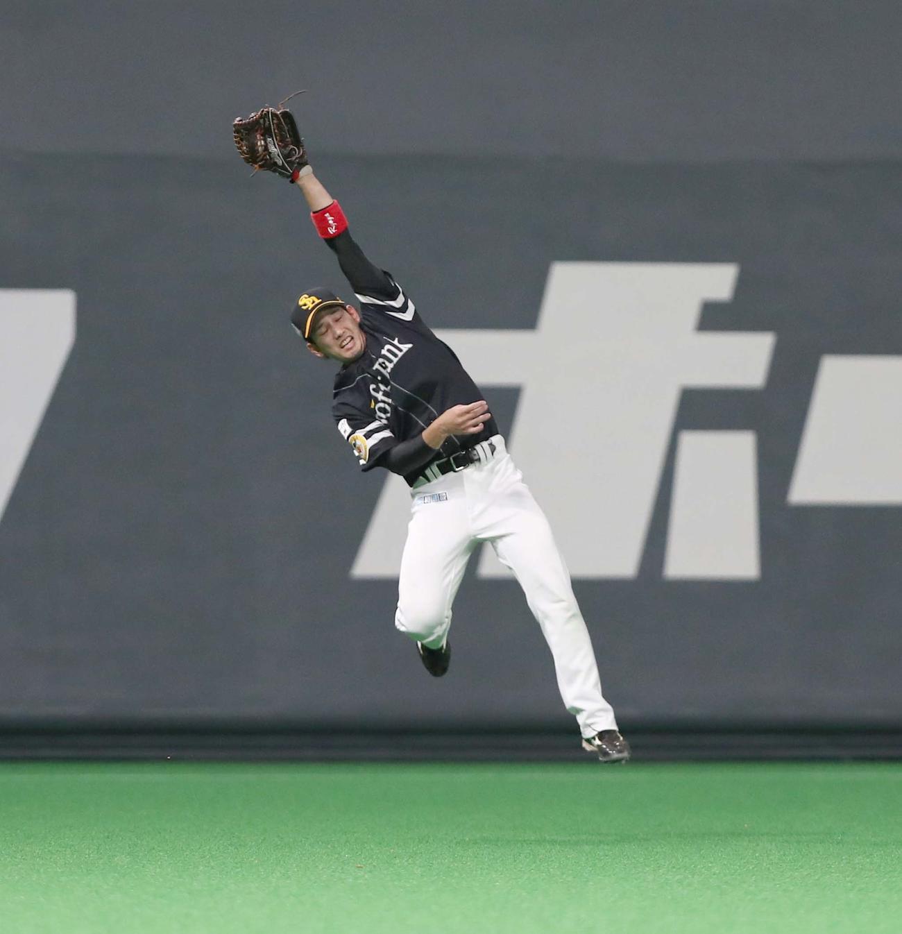 日本ハム対ソフトバンク　6回裏日本ハム無死満塁、近藤の打球を好捕する栗原（撮影・黒川智章）