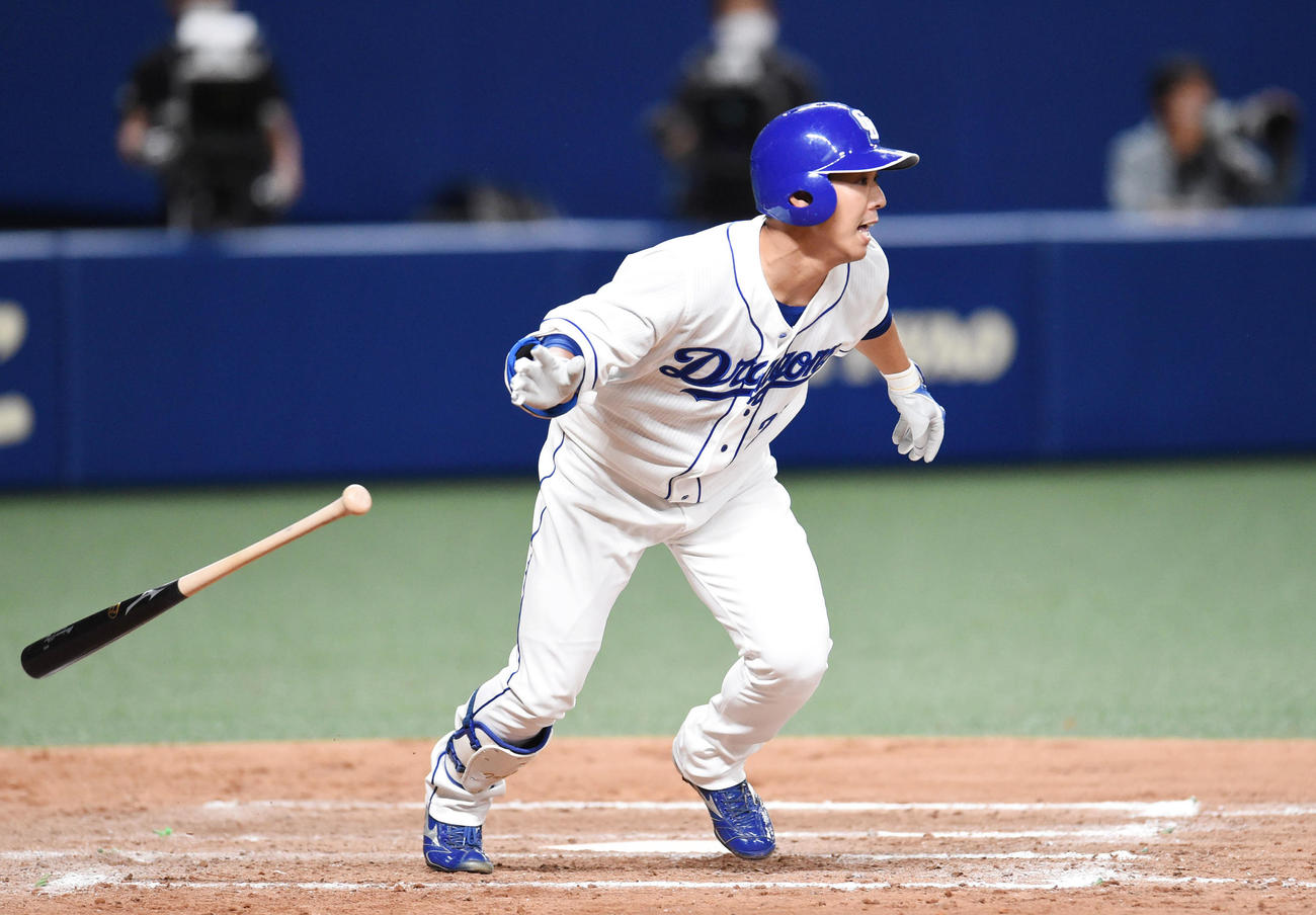 中日対阪神　8回裏中日1死満塁、右前適時打を放った井領雅貴（撮影・森本幸一）