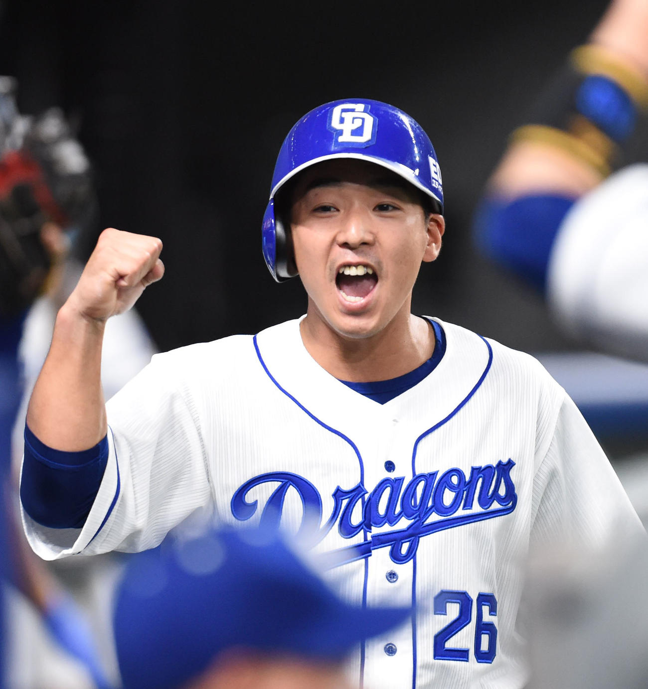 中日対阪神　8回裏中日攻撃終了、攻守交代のベンチ前でナインに向かってガッツポーズをする井領雅貴（撮影・森本幸一）