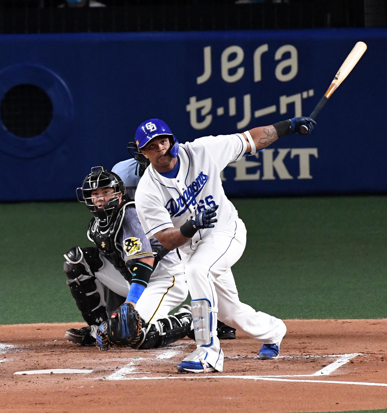 中日対阪神　1回裏中日1死一、二塁、ビシエドは先制の左越え3点本塁打を放つ（撮影・前岡正明）
