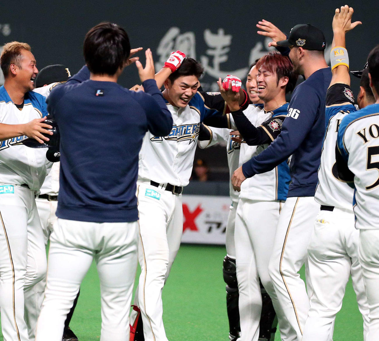 日本ハム対ソフトバンク　9回裏、サヨナラ打を放ちナインから祝福される野村（中央）（撮影・黒川智章）