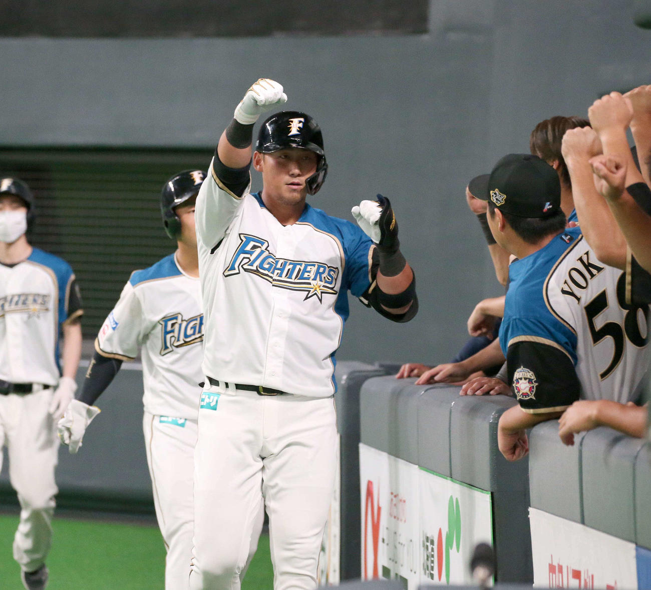 日本ハム対ソフトバンク　1回裏、2点本塁打を放った中田はナインに出迎えられる（撮影・黒川智章）