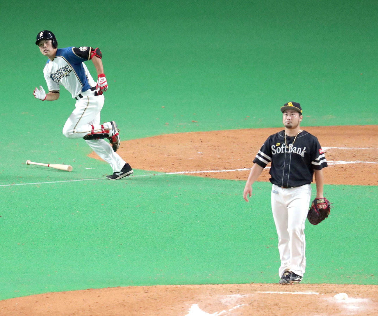 日本ハム対ソフトバンク　9回裏日本ハム2死二、三塁、野村（左奥）にサヨナラ適時二塁打を打たれるソフトバンク森（撮影・佐藤翔太）