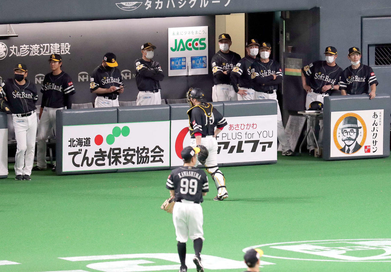 日本ハム対ソフトバンク　サヨナラ負けを喫しがっかりするソフトバンクナイン（撮影・佐藤翔太）