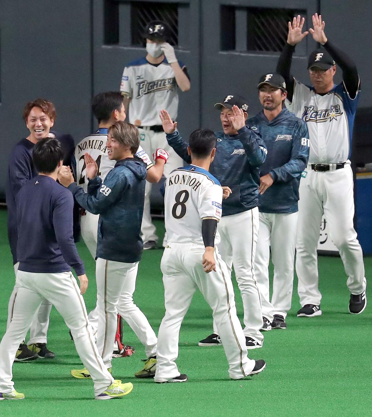 日本ハム対ソフトバンク　9回裏日本ハム2死二、三塁、サヨナラ適時二塁打を放った野村を笑顔で出迎える栗山監督（左から3人目）（撮影・佐藤翔太）