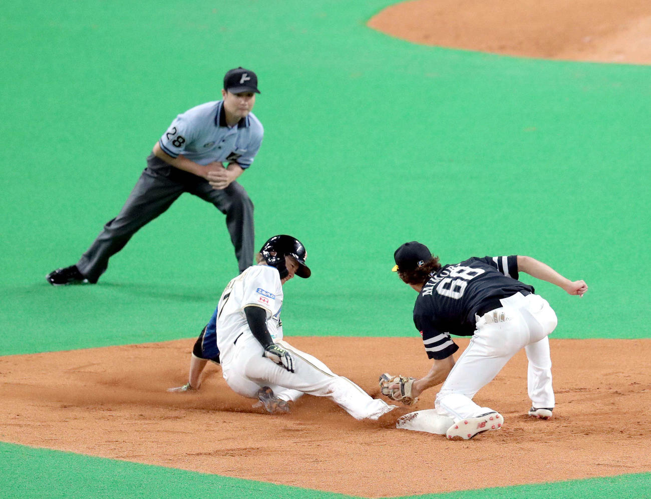 日本ハム対ソフトバンク　3回表日本ハム無死一塁、西川は二盗を決める（撮影・佐藤翔太）