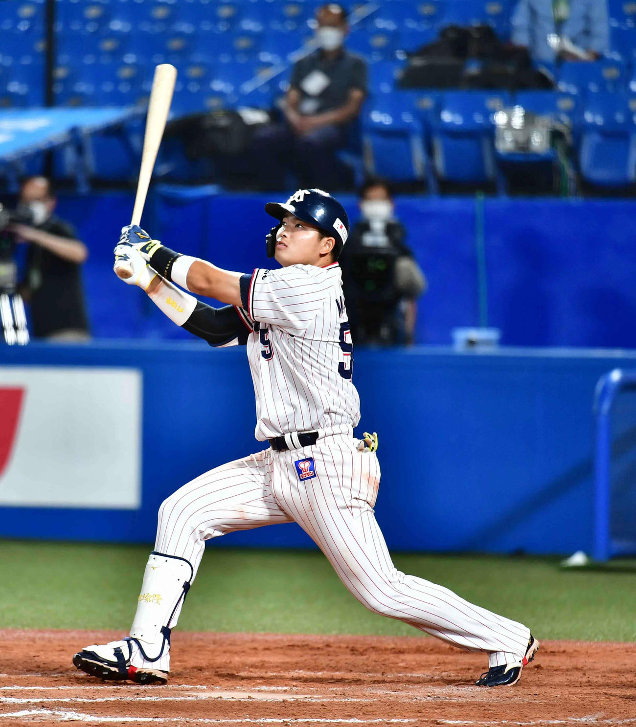 ヤクルト対広島　9回裏ヤクルト無死満塁、村上はサヨナラ満塁弾を放つ（撮影・小沢裕）