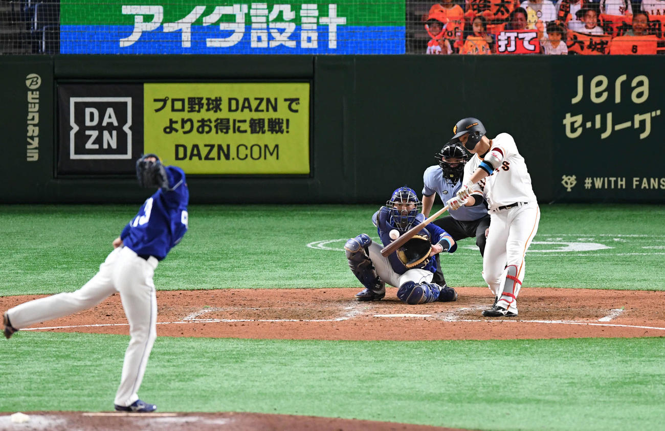 巨人対中日　8回裏巨人1死満塁、代打北村は右中間へ3点適時二塁打を放つ。投手橋本（撮影・山崎安昭）