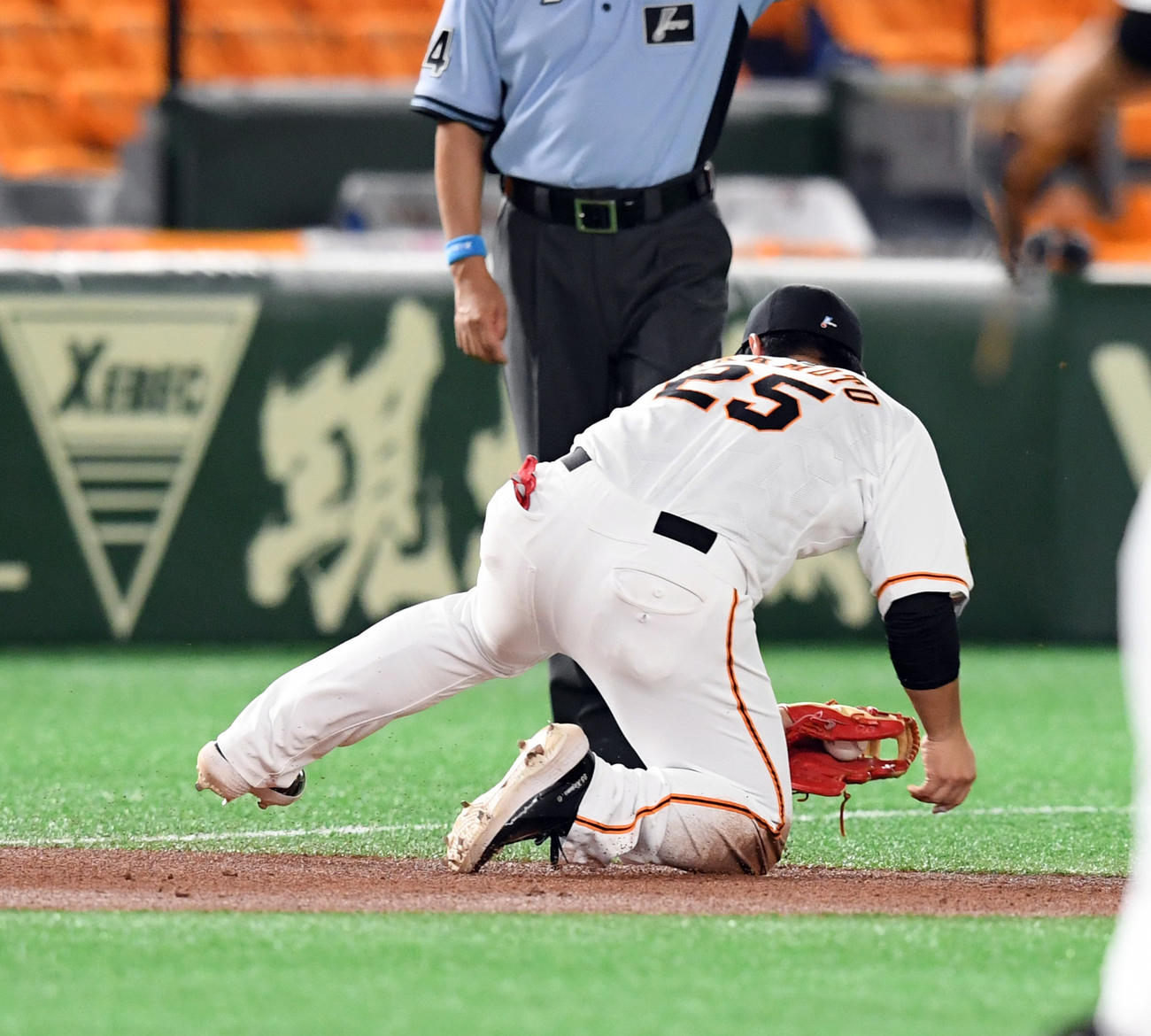 巨人対中日　3回表中日無死、京田陽太の打球に飛びつく岡本（撮影・たえ見朱実）