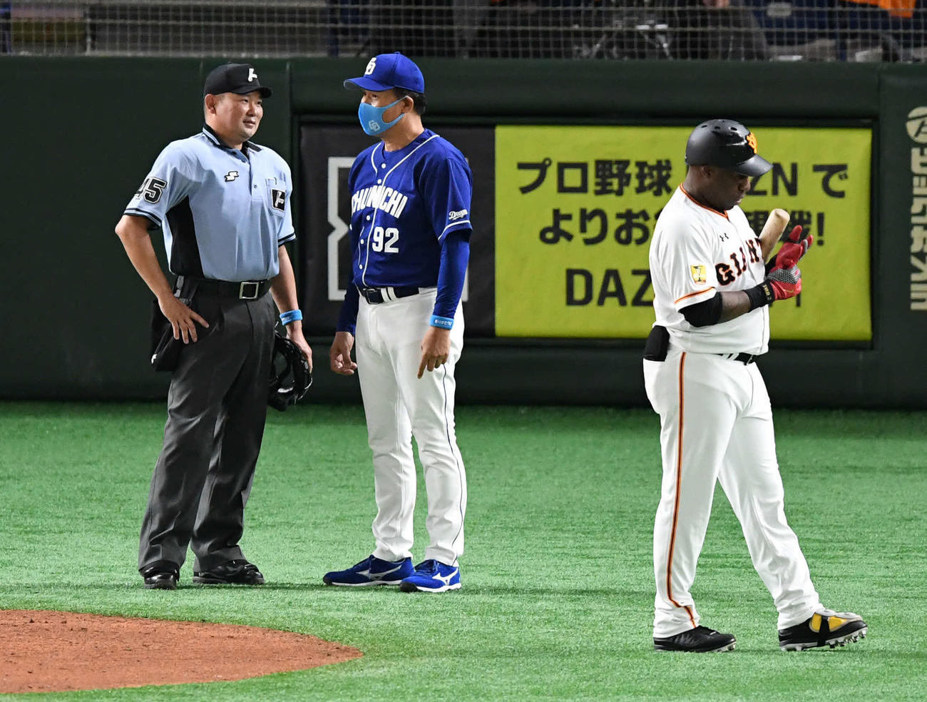 巨人対中日　4回裏巨人1死、バットを止めたとしてボール判定を受けたウィーラー（右）の場面で与田監督（中央）は山路球審に講義（撮影・山崎安昭）