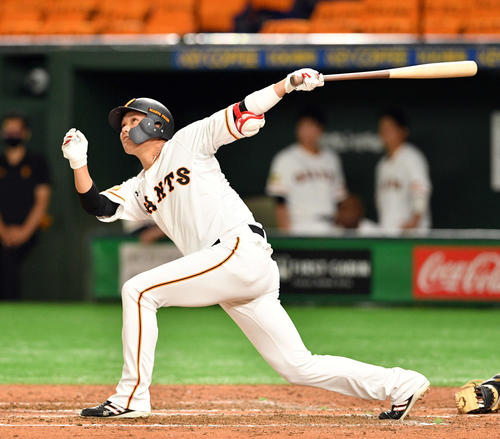 巨人対中日　6回裏巨人1死、坂本は先制の左越えソロ本塁打を放つ（撮影・滝沢徹郎）