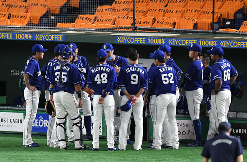 巨人対中日　4回の攻撃を前に円陣を組む中日の選手たち（撮影・山崎安昭）