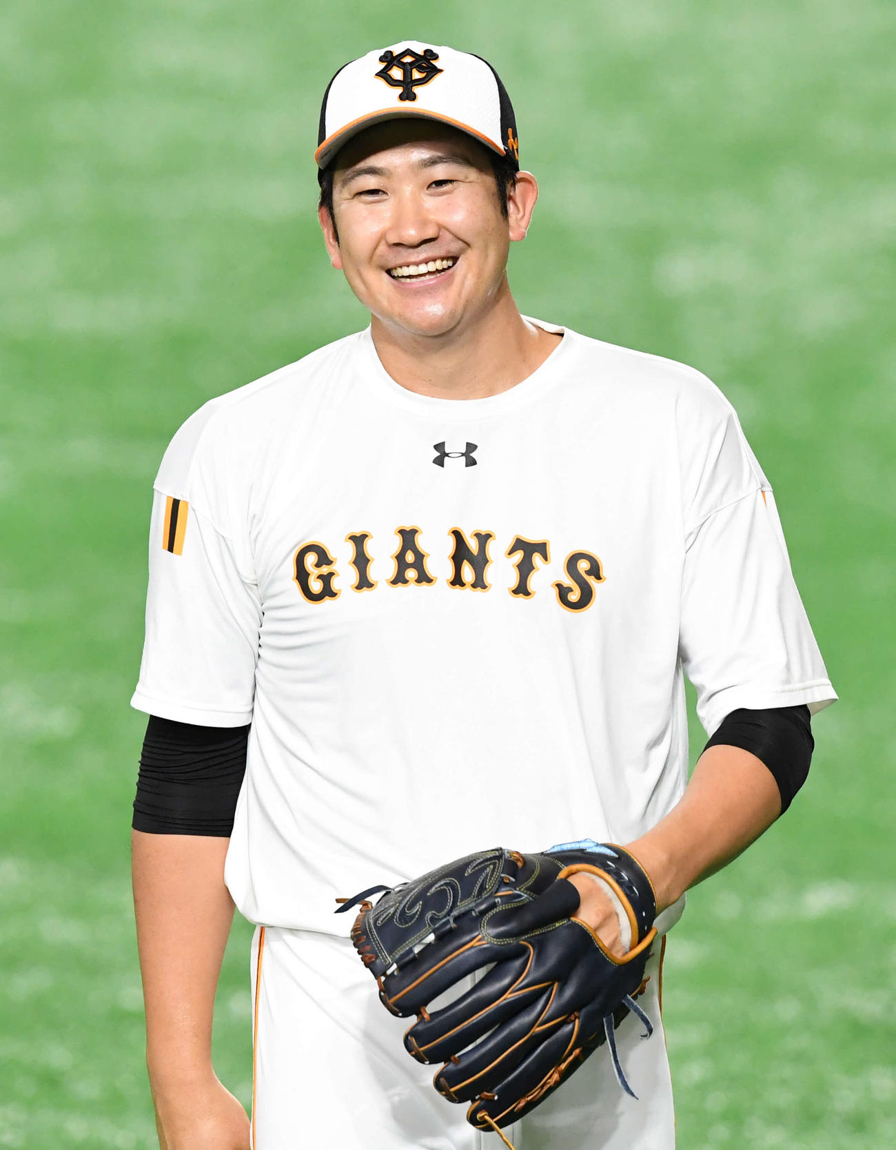 巨人対DeNA　試合前の練習で笑顔を見せる巨人菅野（撮影・山崎安昭）