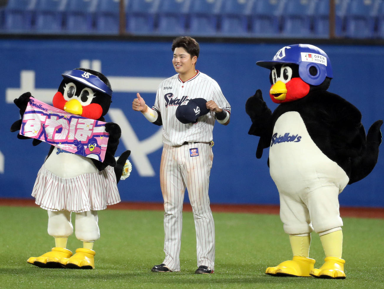 ヤクルト対広島　ヒーローインタビュー後、つばみ、つば九郎と記念撮影する村上（撮影・狩俣裕三）