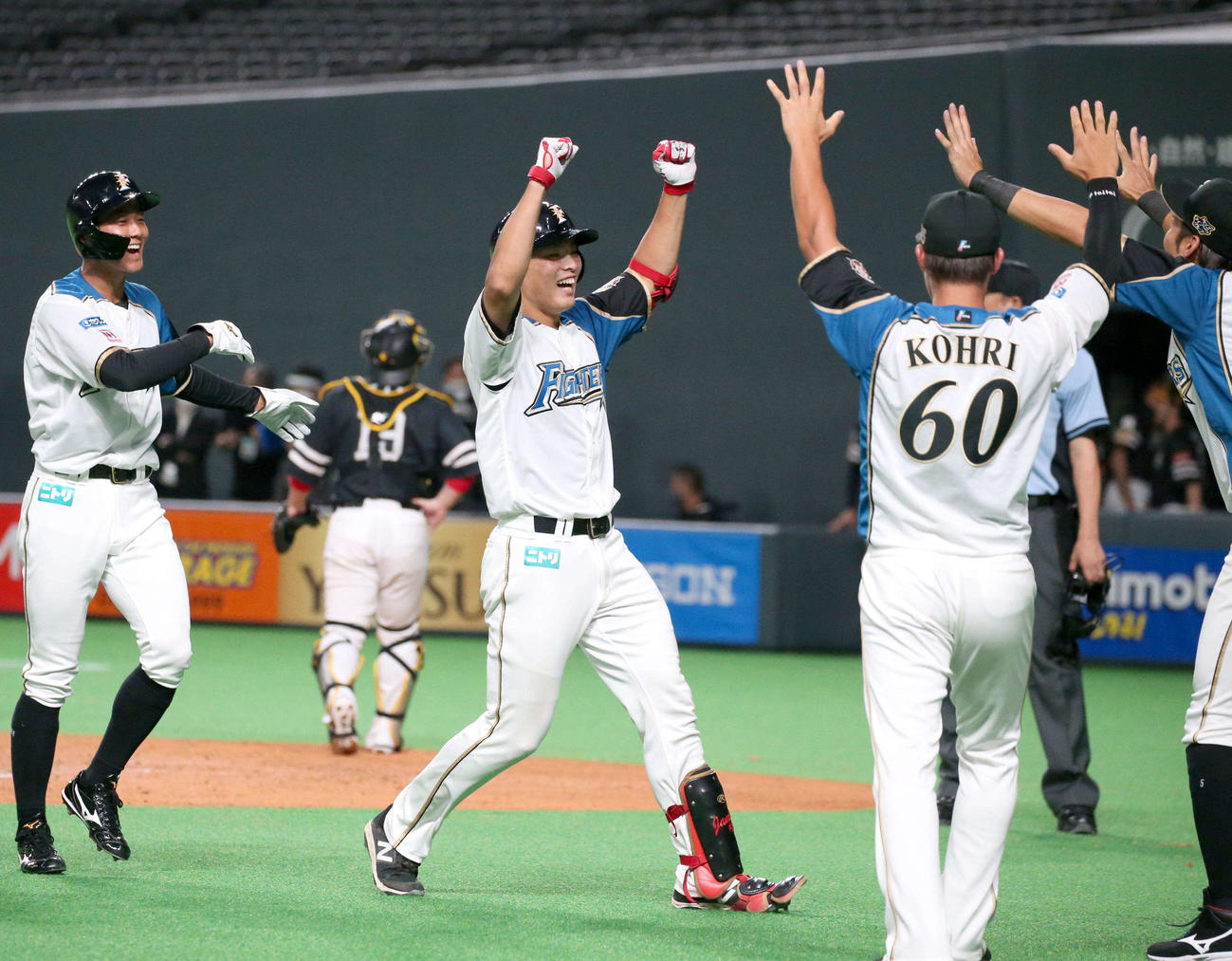 日本ハム対ソフトバンク　9回裏、サヨナラ打を放ち歓喜する野村（中央）（撮影・黒川智章）