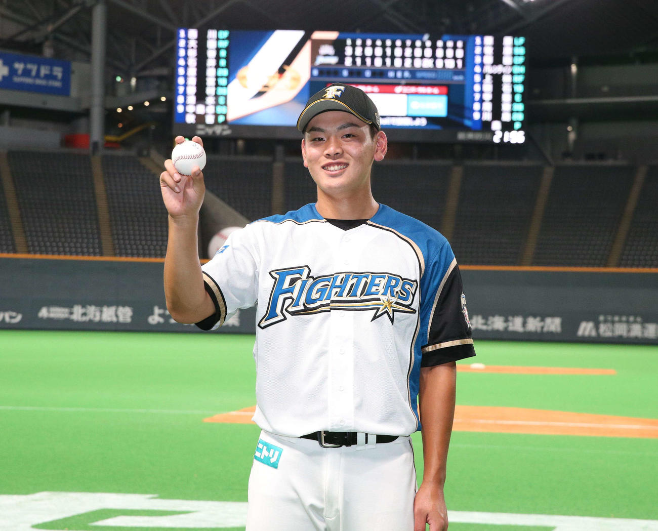 日本ハム対ソフトバンク　プロ初本塁打の記念球を手に笑顔の野村（撮影・黒川智章）