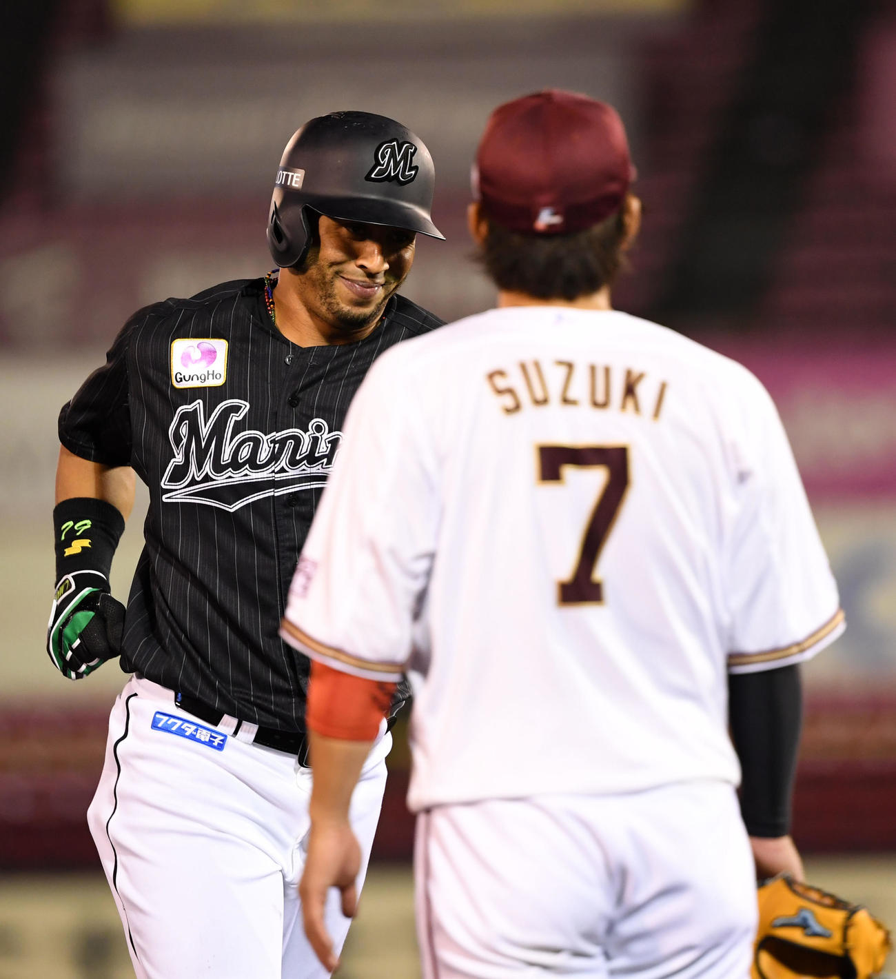 楽天対ロッテ　7回表ロッテ無死、右越え本塁打を放ち、楽天鈴木大（右）に対して笑みを浮かべるマーティン（撮影・横山健太）