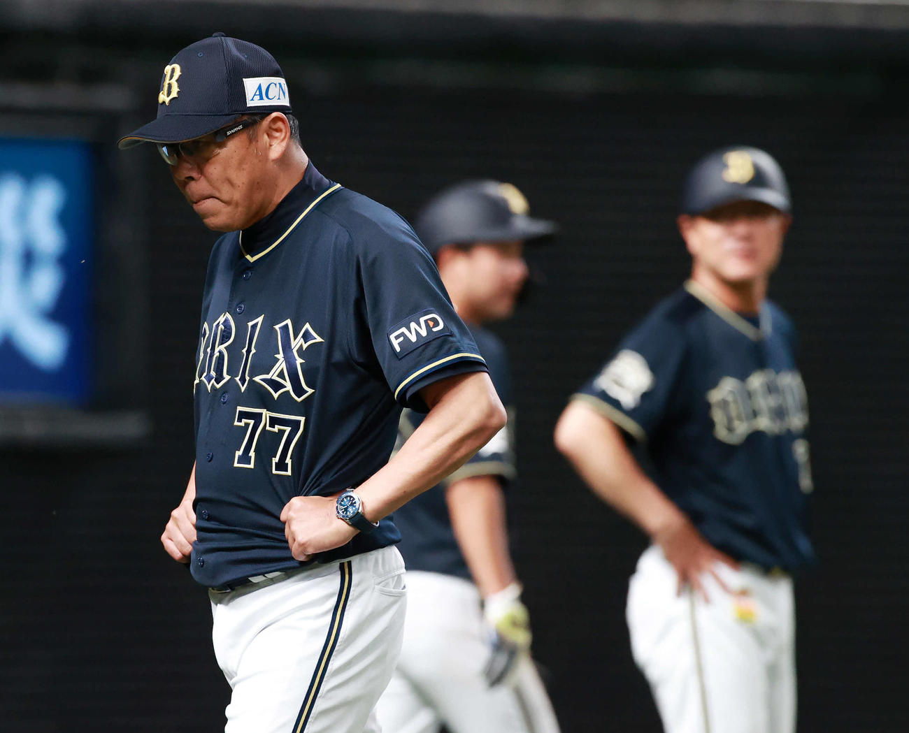 西武対オリックス　7回表、審判団に抗議しベンチに引き揚げるオリックス西村監督（左）（撮影・江口和貴）