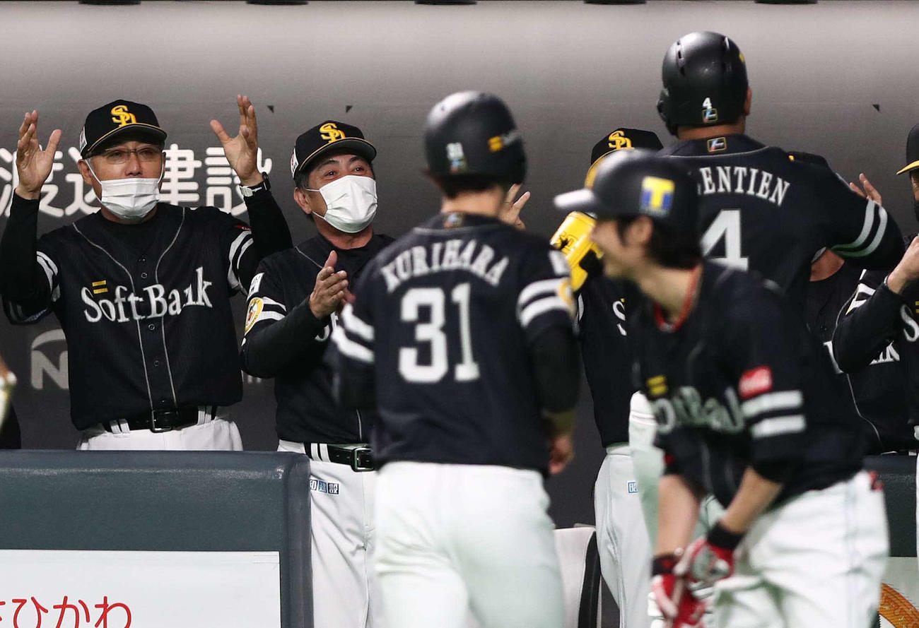 日本ハム対ソフトバンク　1回表、3点本塁打を放ったバレンティン（右端）を出迎える工藤監督（左から2人目）（撮影・黒川智章）