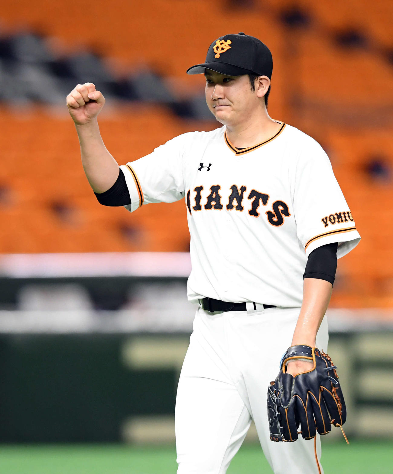 巨人対中日　7回を終了し、ガッツポーズする巨人菅野（撮影・たえ見朱実）