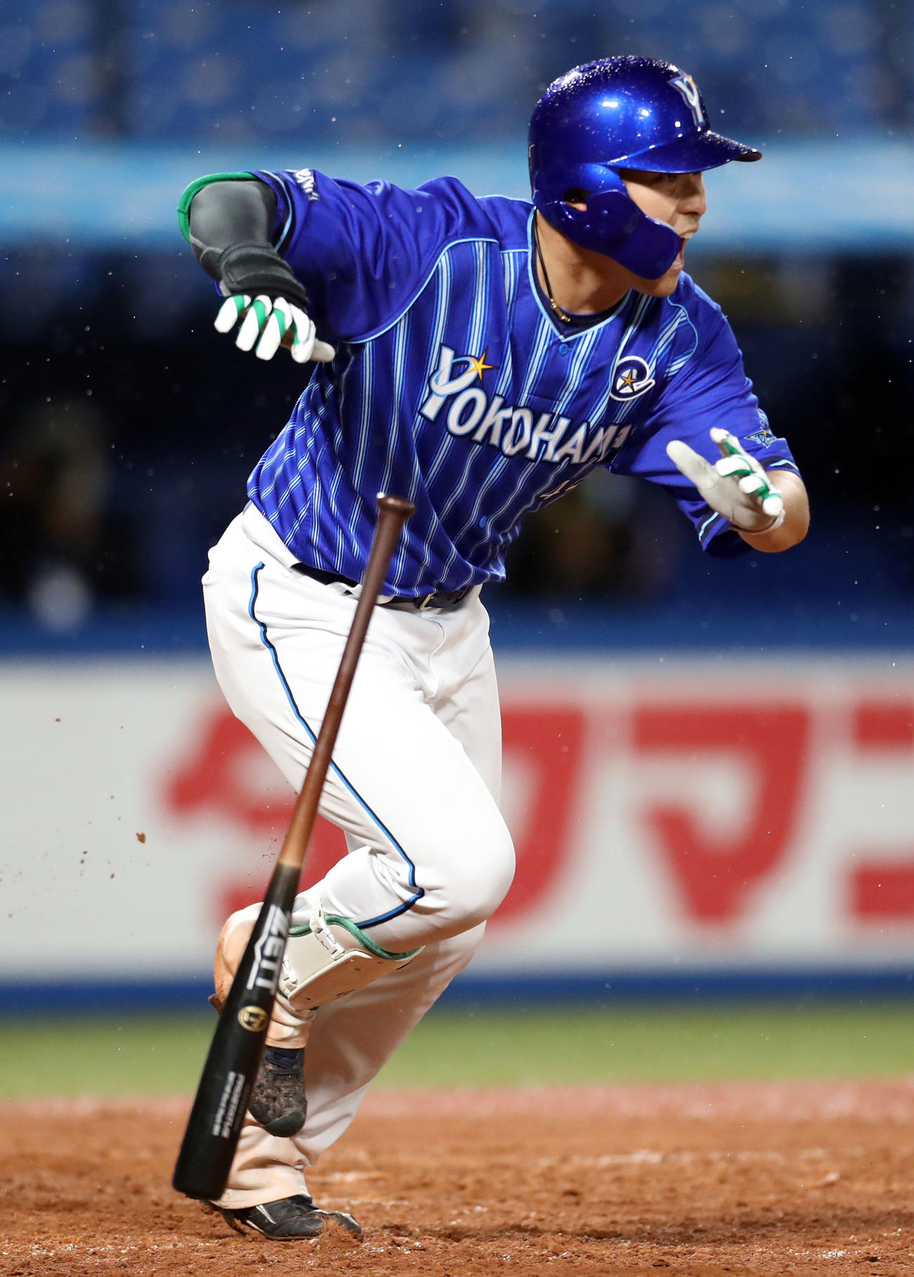 ヤクルト対DeNA　4回表DeNA1死一、三塁、適時打を放ち、ほえる佐野（撮影・狩俣裕三）