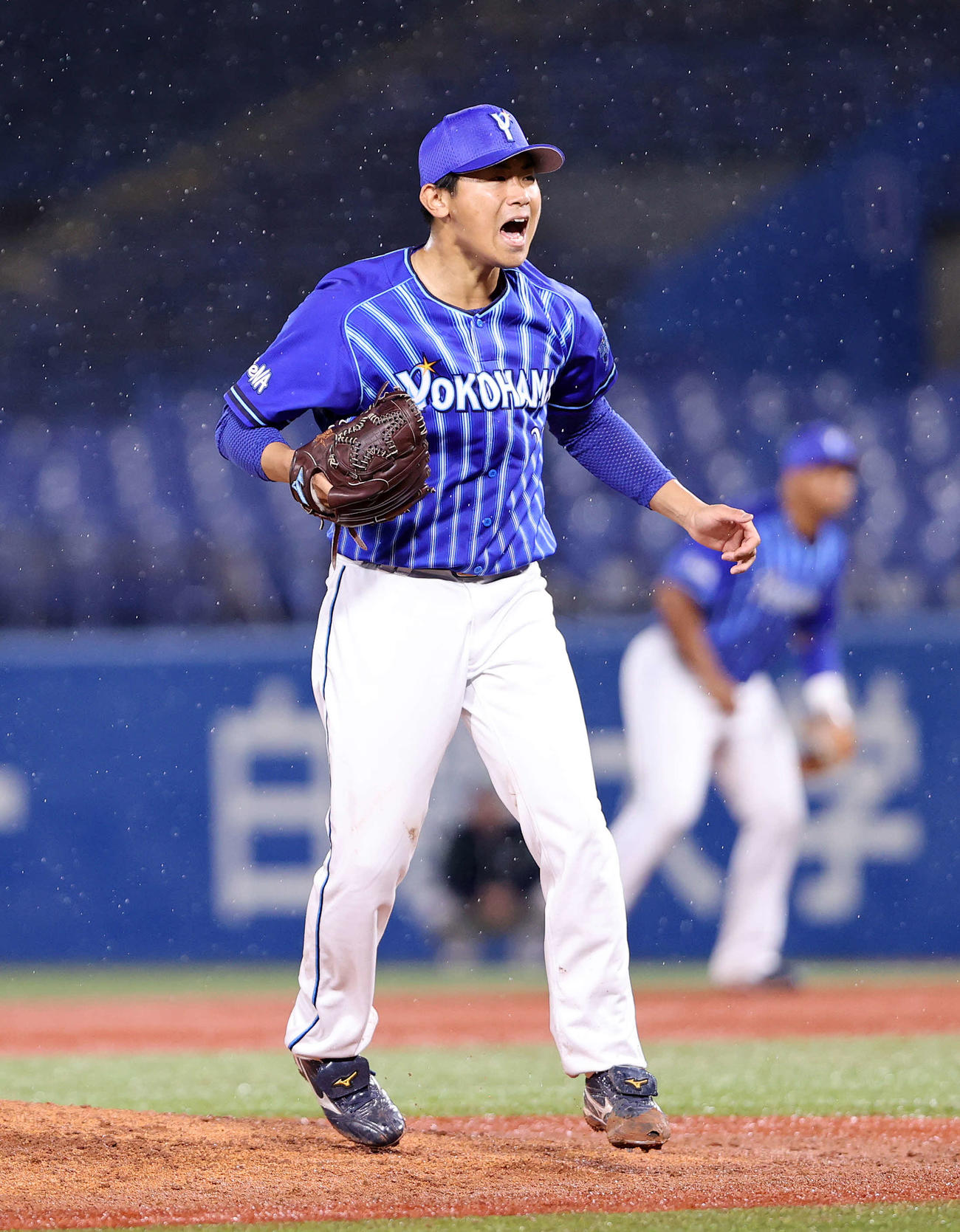 ヤクルト対DeNA　6回裏、ヤクルトの攻撃を抑え雄たけびを上げるDeNA今永（撮影・鈴木正人）