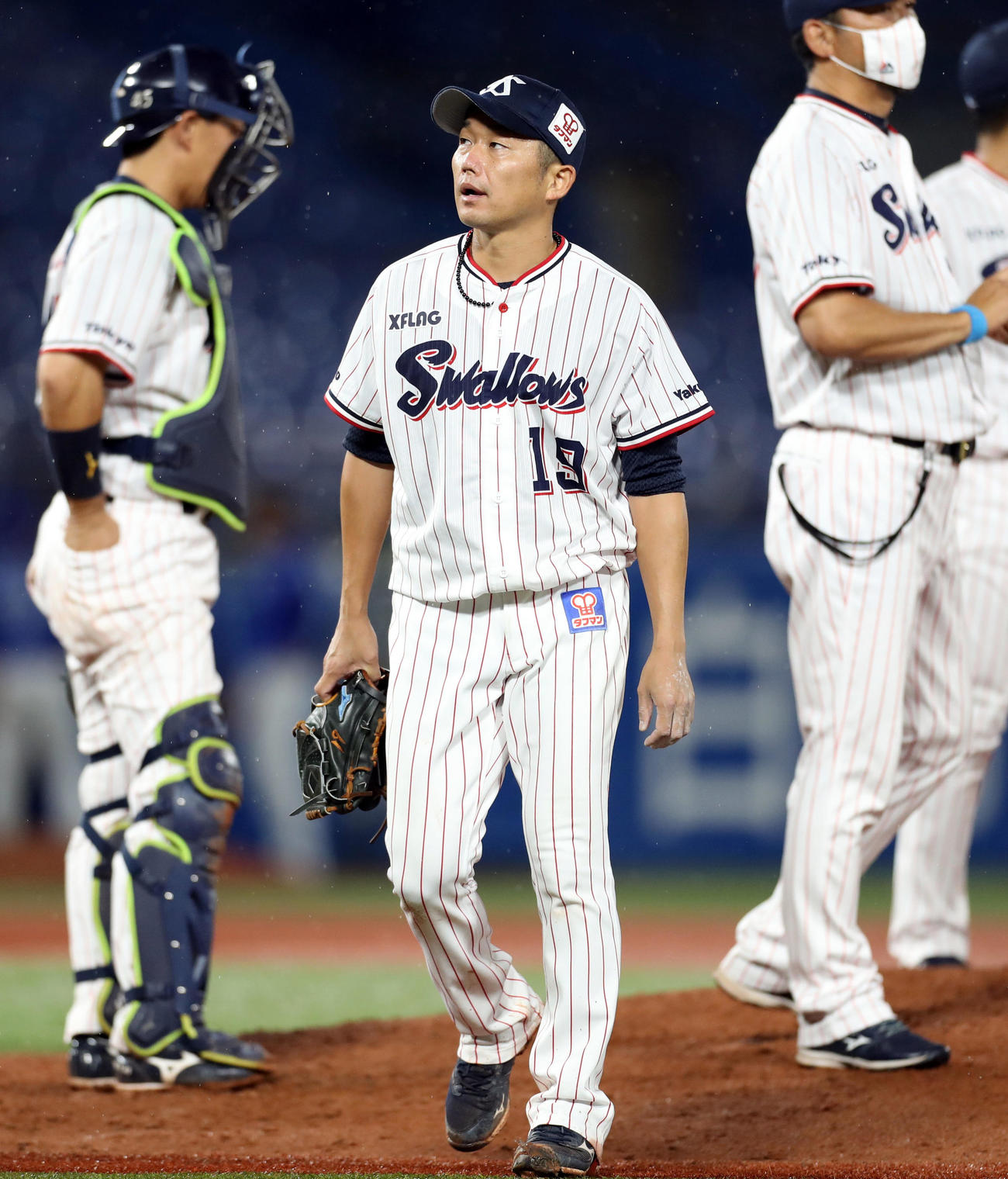 ヤクルト対DeNA　4回表途中、降板する石川（撮影・狩俣裕三）