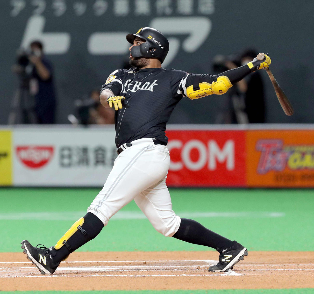 日本ハム対ソフトバンク　6回表ソフトバンク1死一塁、バレンティンは勝ち越しとなる左越え2点本塁打を放つ（撮影・佐藤翔太）