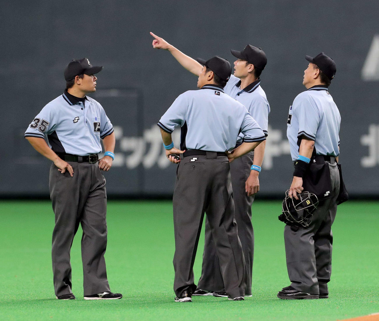日本ハム対ソフトバンク　8回表ソフトバンク1死、バレンティンの打球が当たったと思われる場所を指さす審判たち（撮影・佐藤翔太）