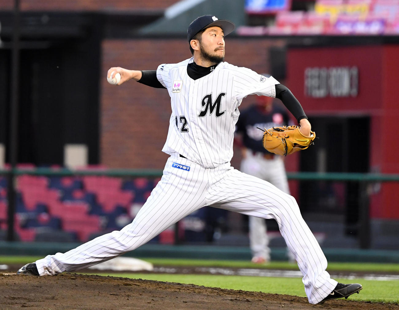 楽天対ロッテ　力投するロッテ石川（撮影・横山健太）
