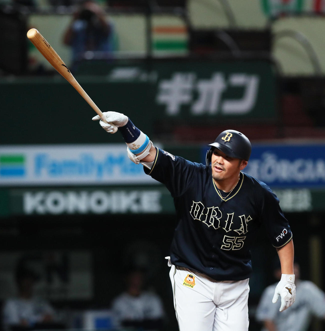 西武対オリックス　6回表オリックス2死一、二塁、T－岡田は右越え3点本塁打を放ち高々とバットを掲げる（撮影・足立雅史）