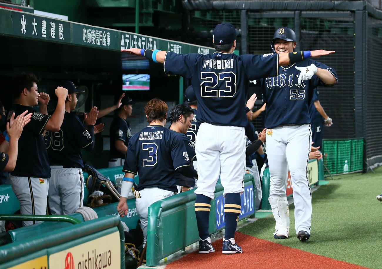 西武対オリックス　6回表オリックス2死一、二塁、T－岡田（右端）は右越え3点本塁打を放ち「TTポーズ」を決める（撮影・足立雅史）