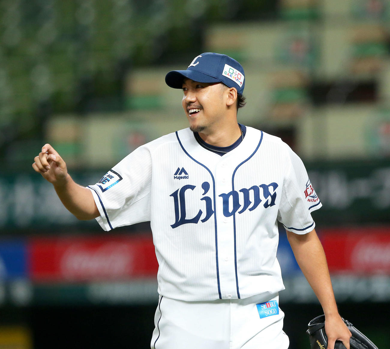 西武対オリックス　10回表オリックスの攻撃を抑え笑顔でベンチへ戻る小川（撮影・河田真司）