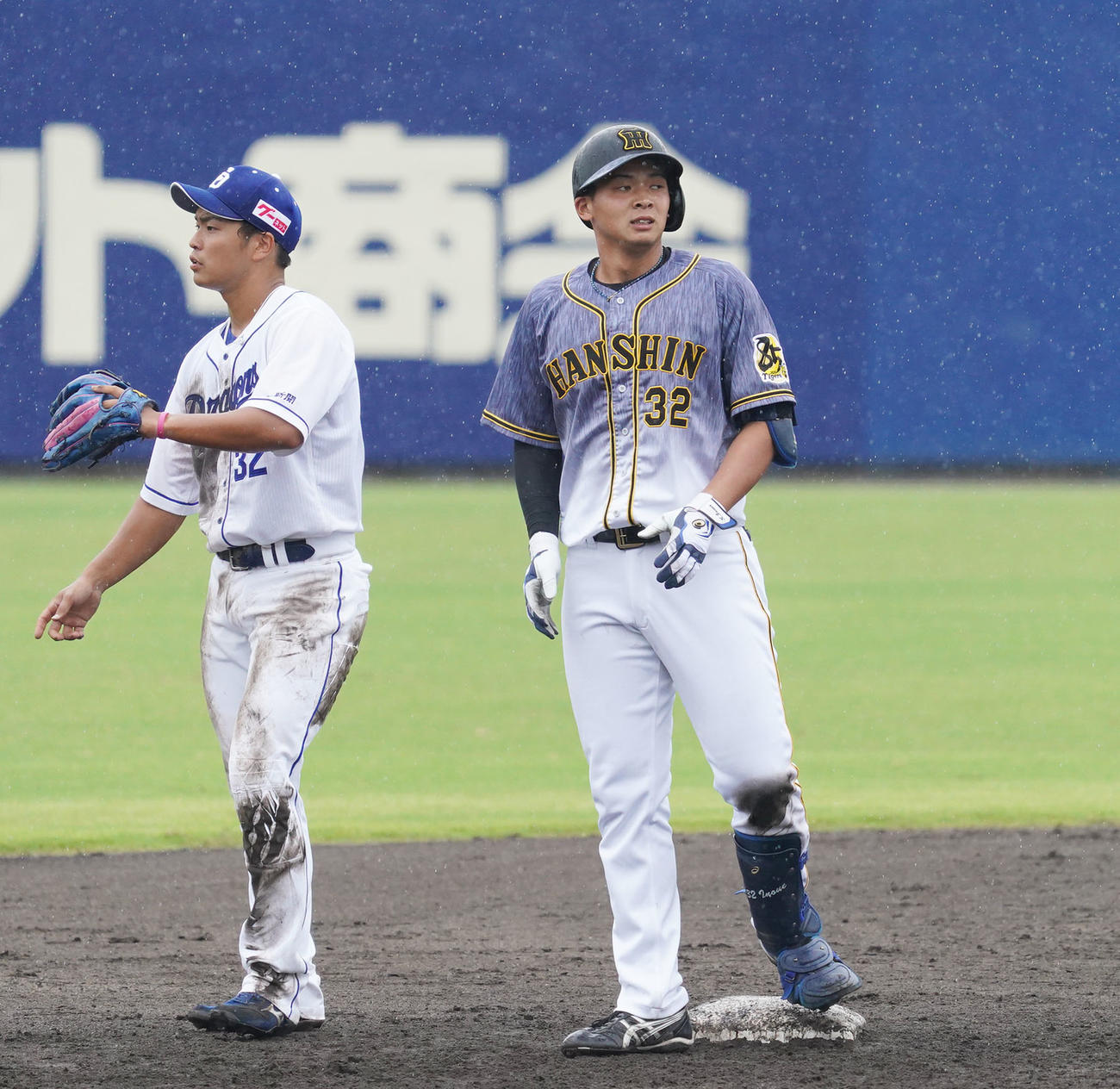 プロ野球ウエスタンリーグ　中日対阪神　5回表阪神2死二、三塁、中越え2点適時二塁打を放った井上広大（右）（撮影・森本幸一）