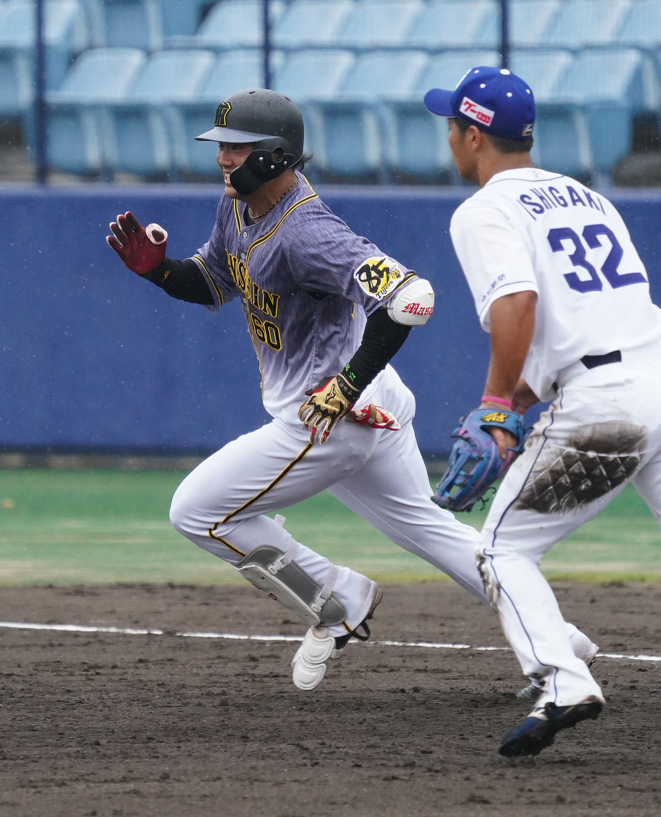 プロ野球ウエスタンリーグ　中日対阪神　5回表阪神1死、左二塁打を放ち一塁を周り二塁へ向かう中谷将大（左）（撮影・森本幸一）