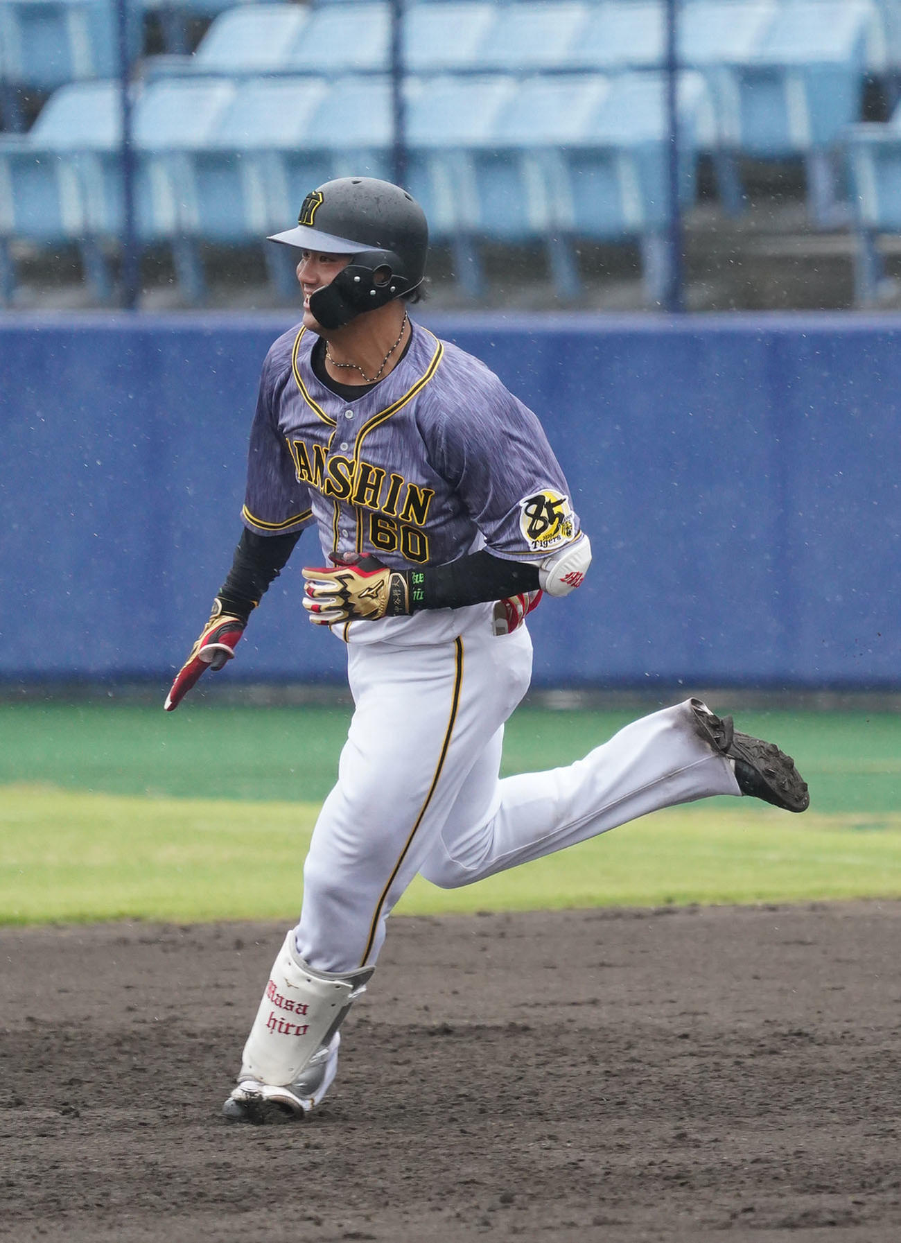 プロ野球ウエスタンリーグ　中日対阪神　5回表阪神1死、左二塁打を放ち一塁を周り二塁へ向かう中谷将大（左）（撮影・森本幸一）