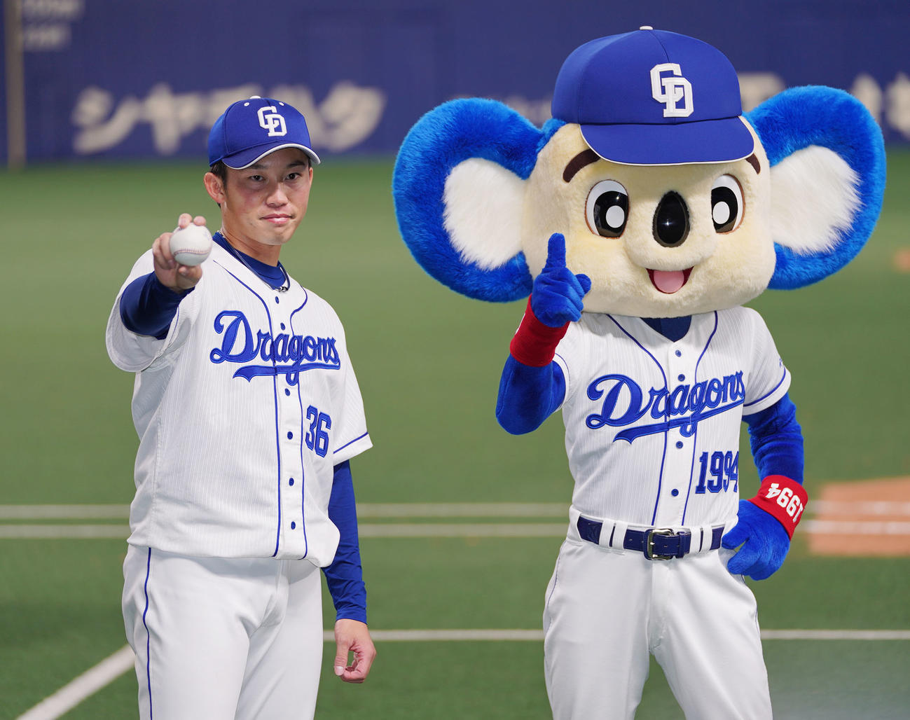 2日、プロ初勝利を揚げドアラとポーズを決める岡野（撮影・森本幸一）